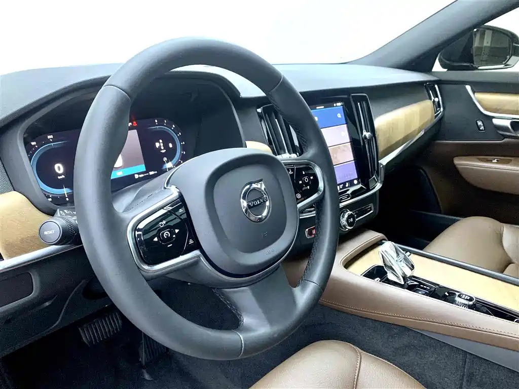VOLVO S90 2023
