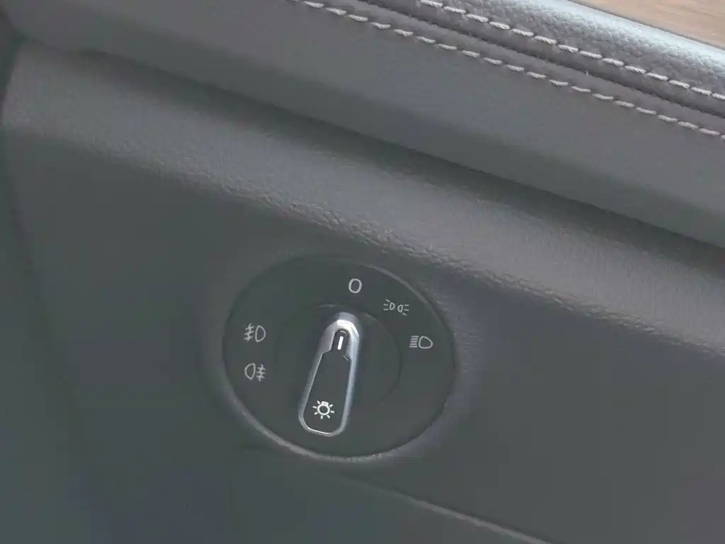 VOLKSWAGEN SAGITAR 2022