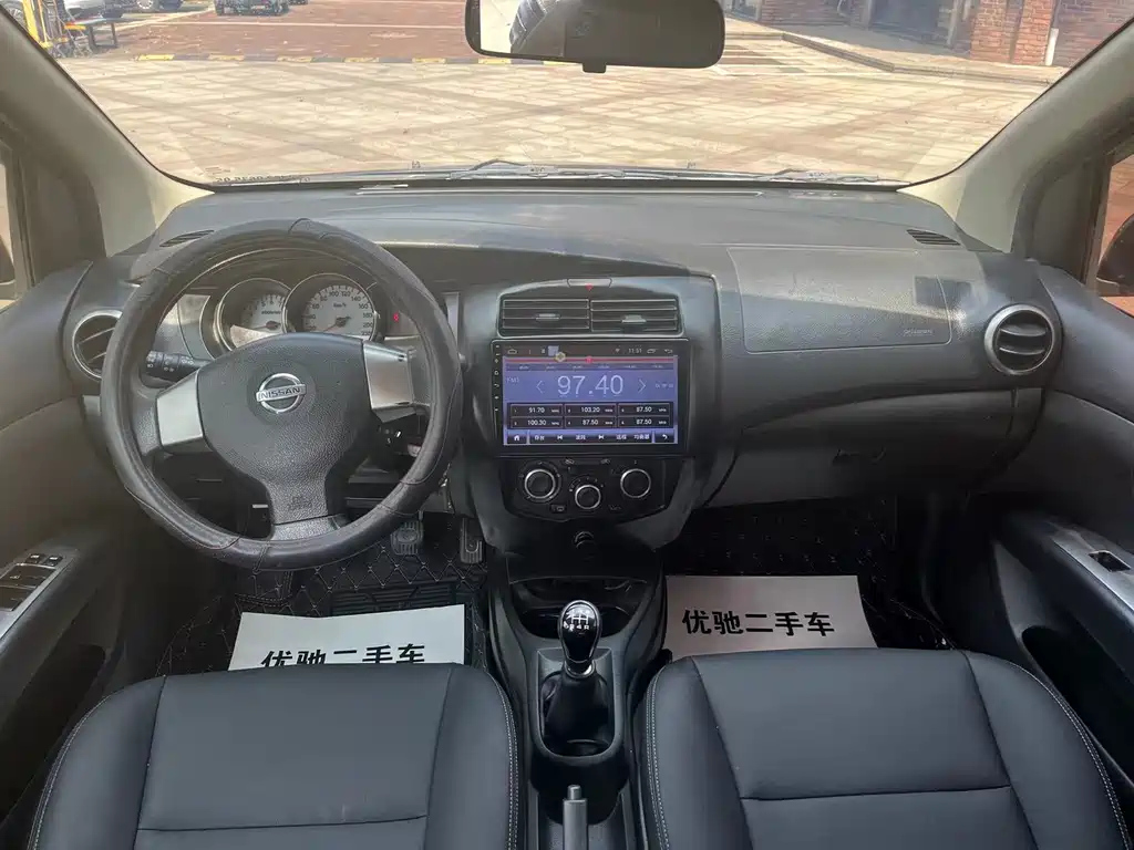 NISSAN LIVINA 2012