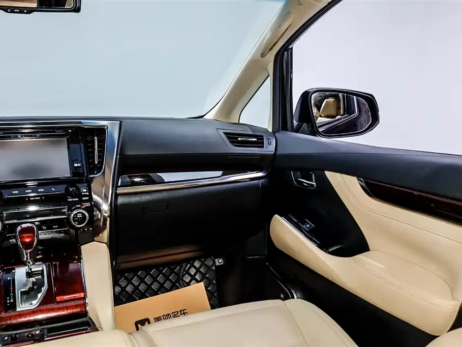 TOYOTA ALPHARD 2015