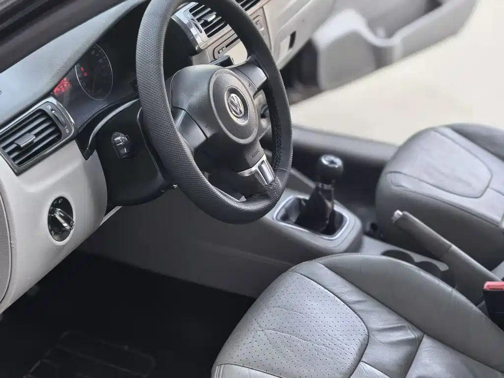 VOLKSWAGEN BORA 2012