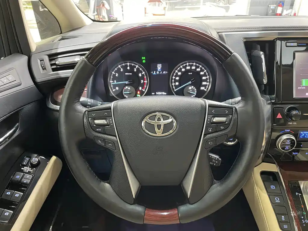 TOYOTA ALPHARD 2016