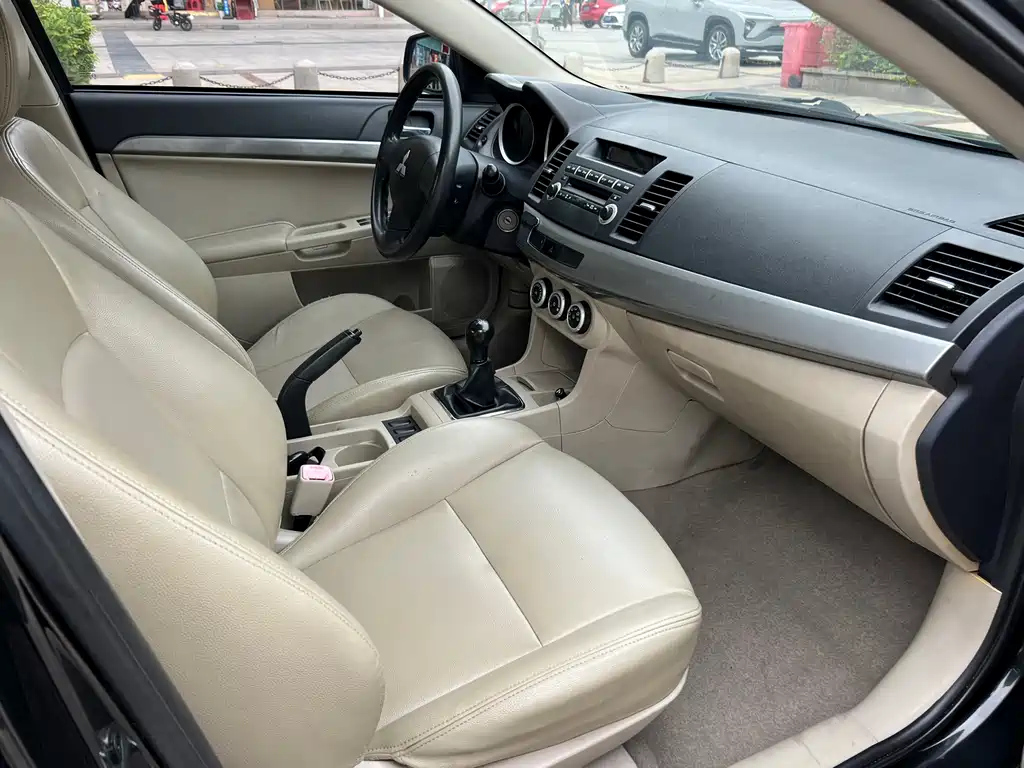 MITSUBISHI LANCER EX 2010