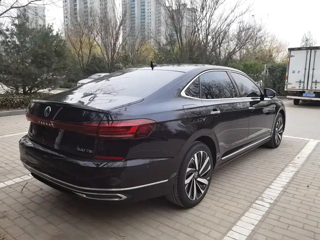 VOLKSWAGEN PASSAT 2023