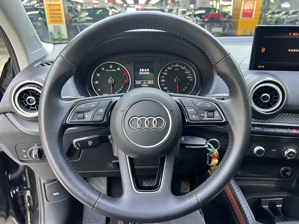 AUDI Q2L 2018
