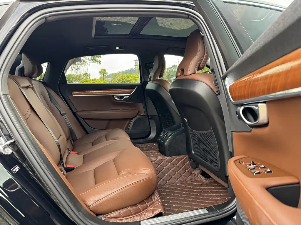 VOLVO S90 2023