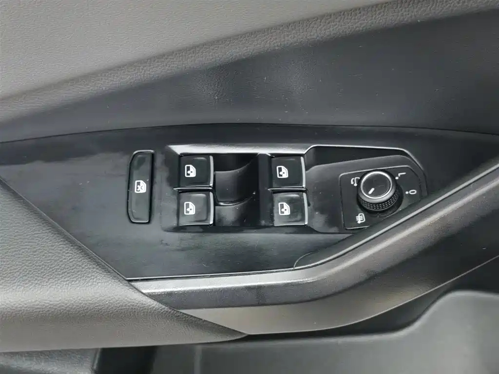 VOLKSWAGEN SAGITAR 2022