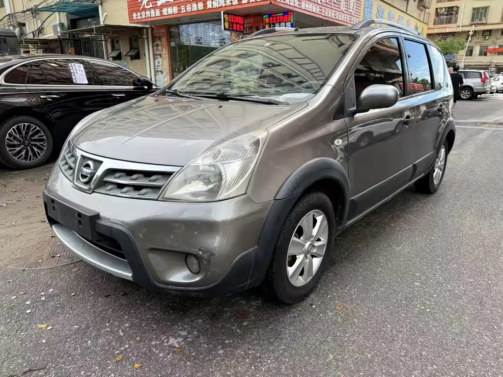 NISSAN LIVINA 2010