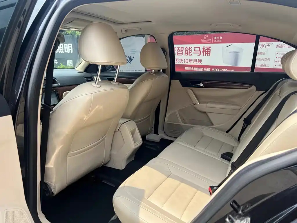 VOLKSWAGEN LAVIDA 2015