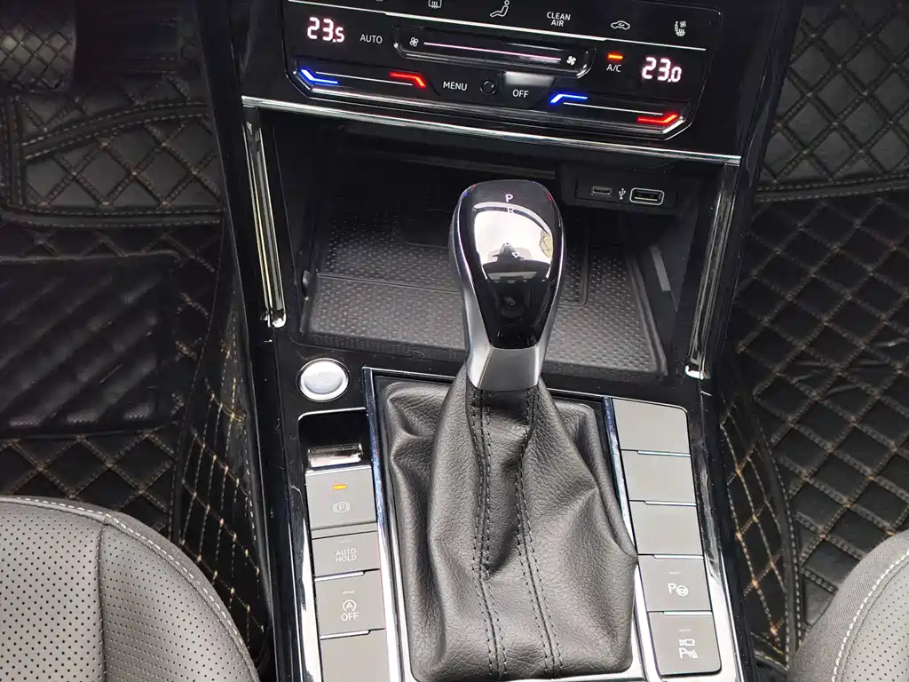 VOLKSWAGEN PASSAT 2024