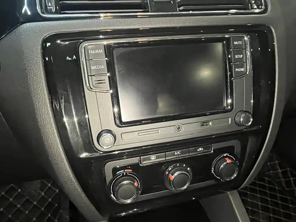 VOLKSWAGEN SAGITAR 2017