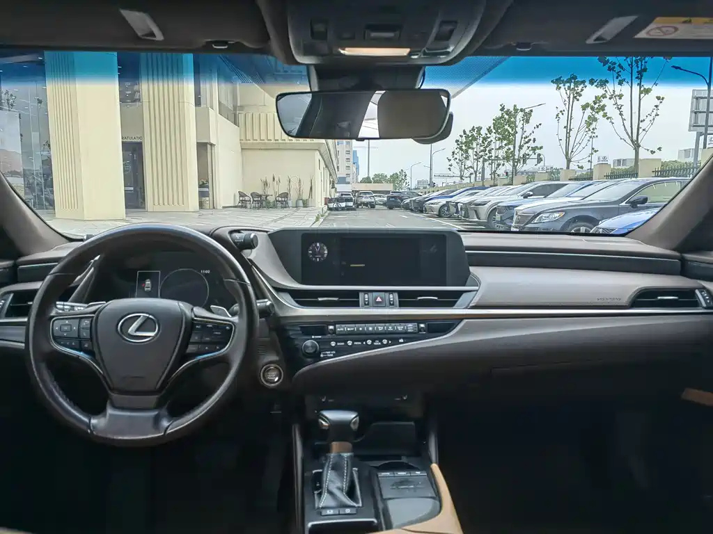 LEXUS ES 2020