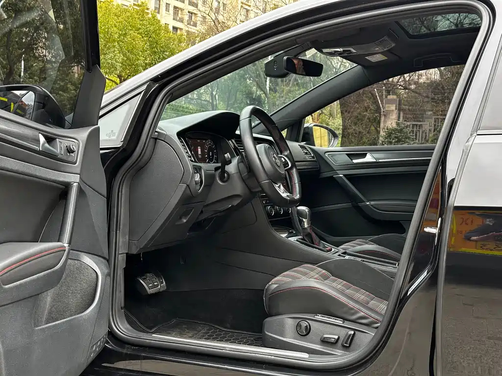 VOLKSWAGEN GOLF 2019