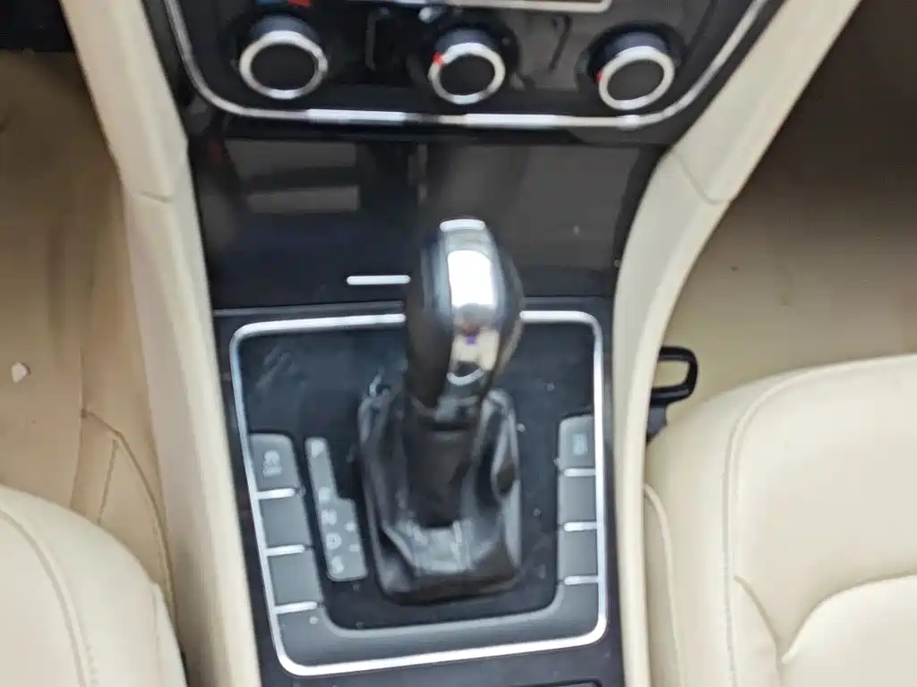 VOLKSWAGEN PASSAT 2014