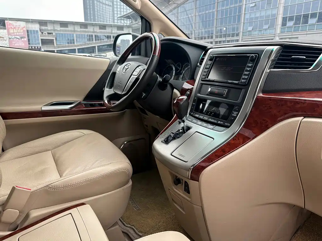 TOYOTA ALPHARD 2011