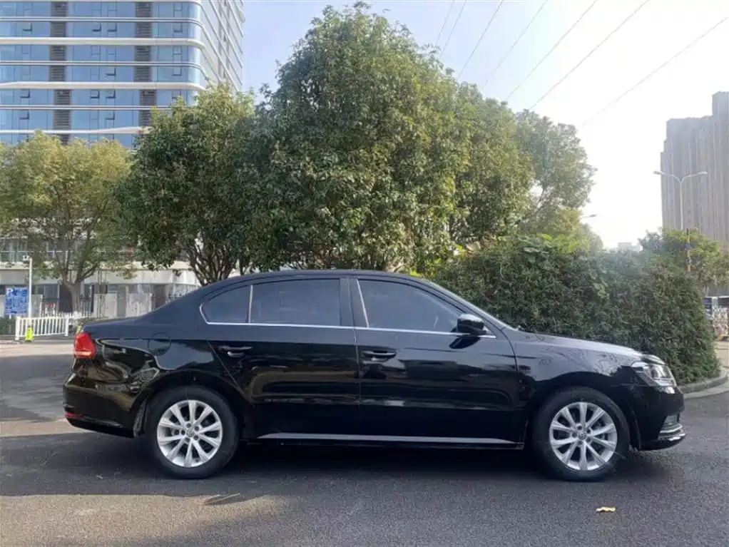 VOLKSWAGEN LAVIDA 2016