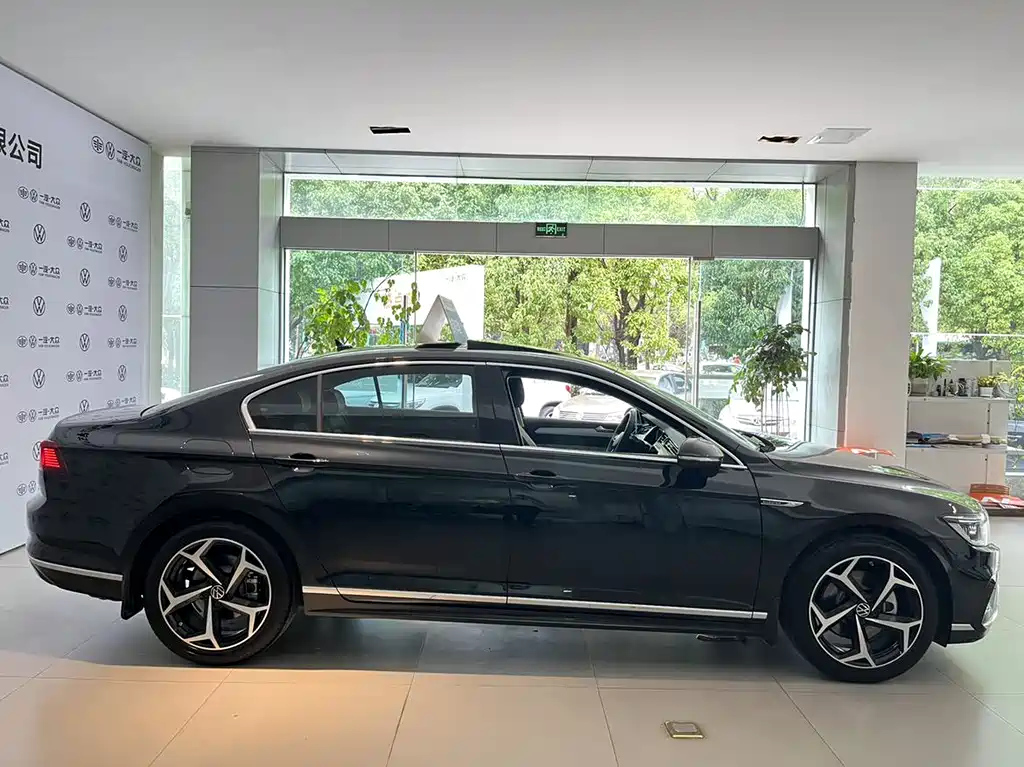 VOLKSWAGEN MAGOTAN 2023