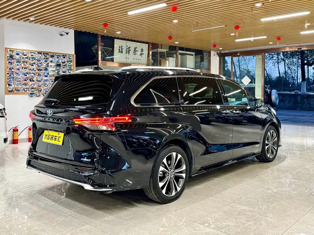TOYOTA GRANVIA 2023