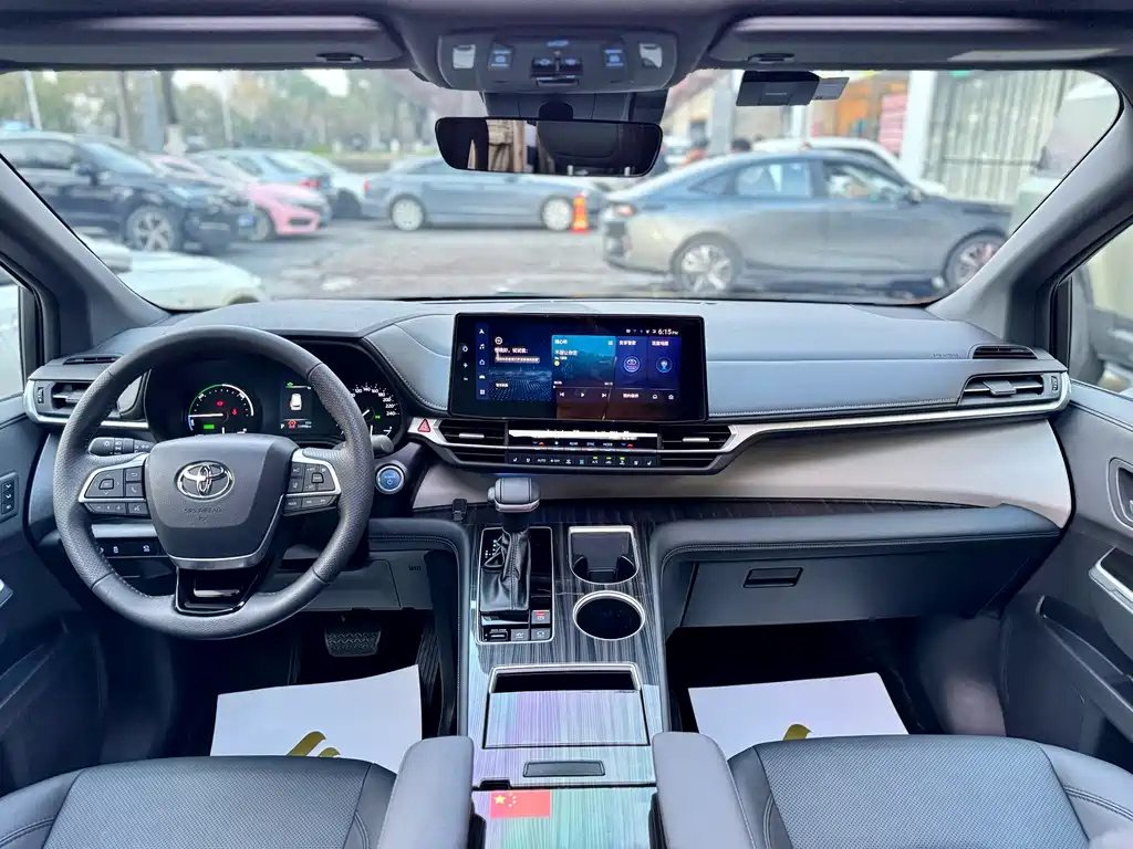TOYOTA GRANVIA 2023