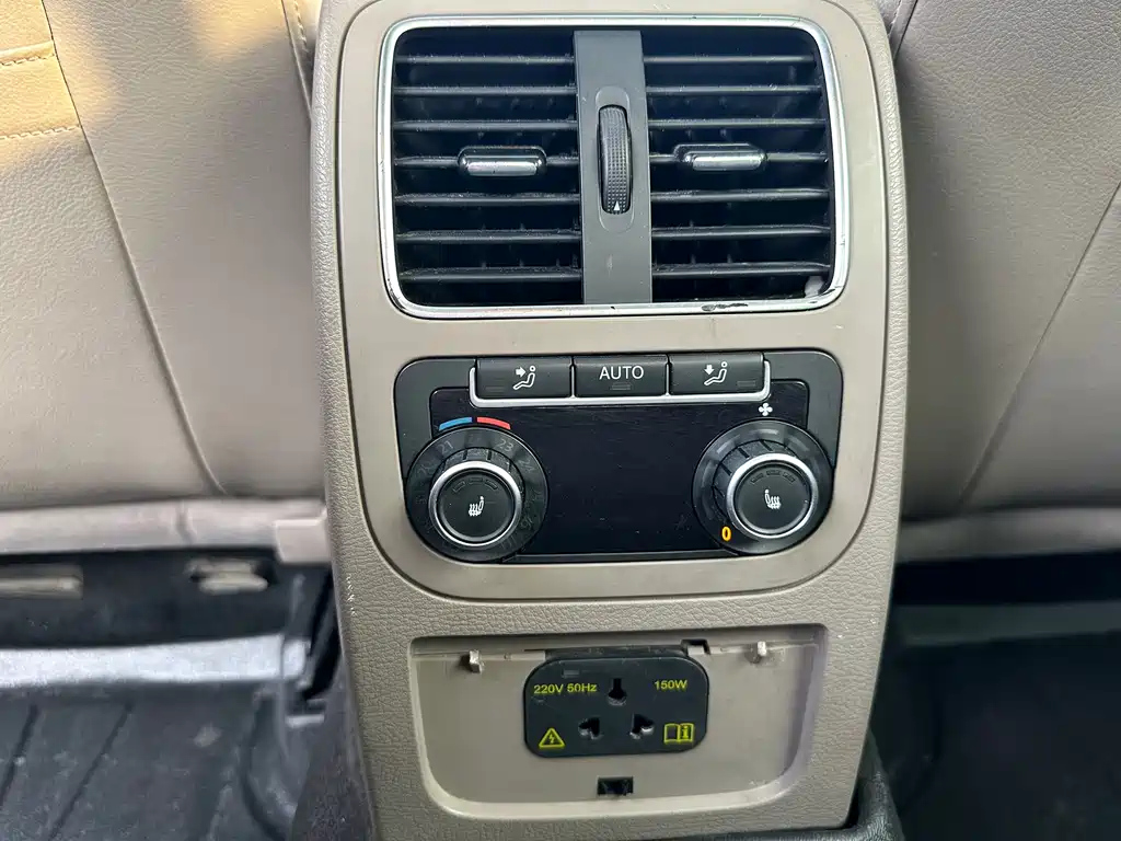 VOLKSWAGEN MAGOTAN 2012