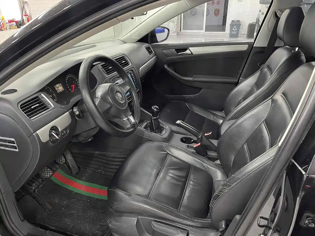 VOLKSWAGEN SAGITAR 2013
