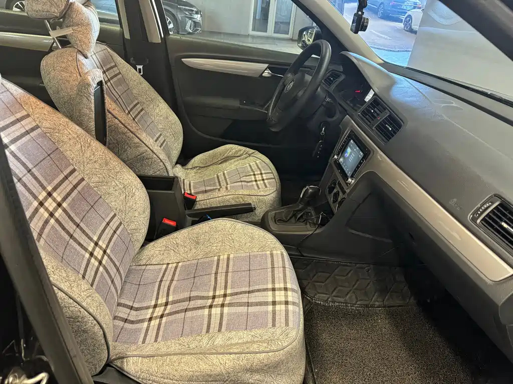 VOLKSWAGEN LAVIDA 2015