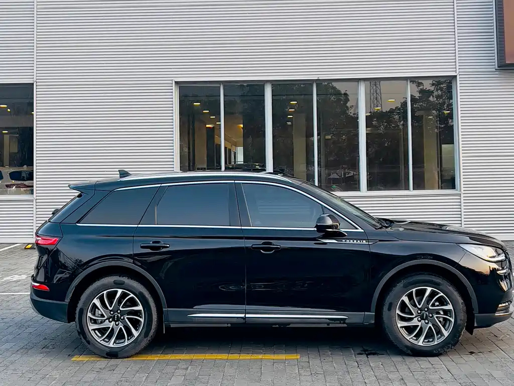 LINCOLN ADVENTURER 2021