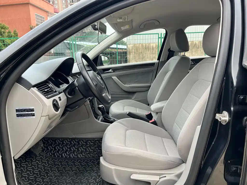 VOLKSWAGEN BORA 2015
