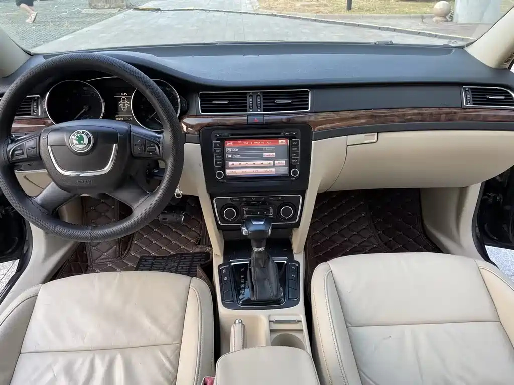 SKODA SUPERB 2012