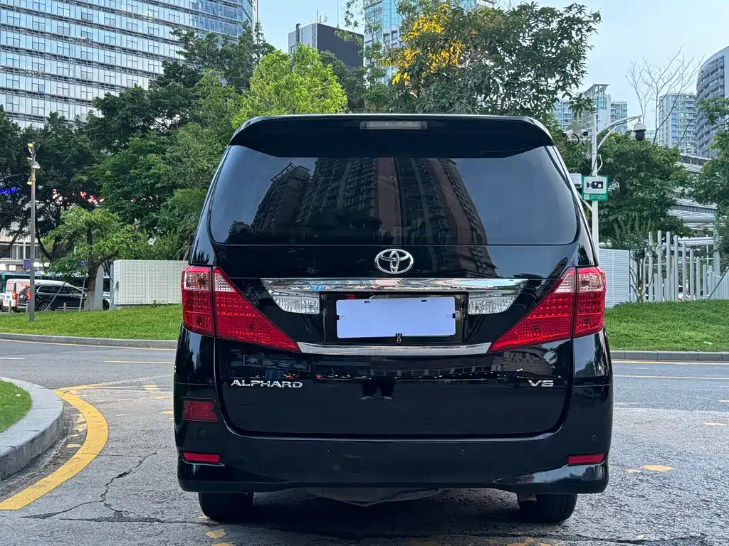 TOYOTA ALPHARD 2011