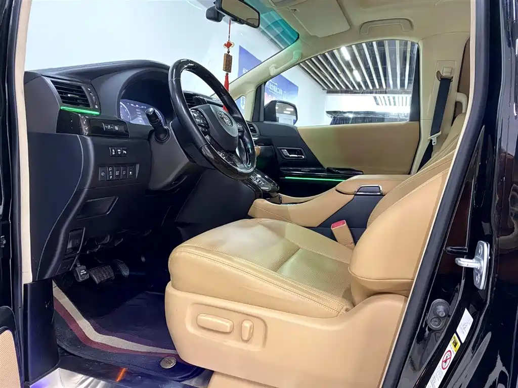 TOYOTA ALPHARD 2012