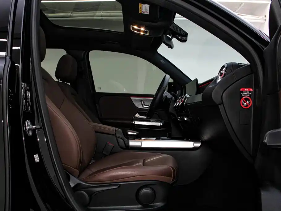 MERCEDES BENZ GLB 2023