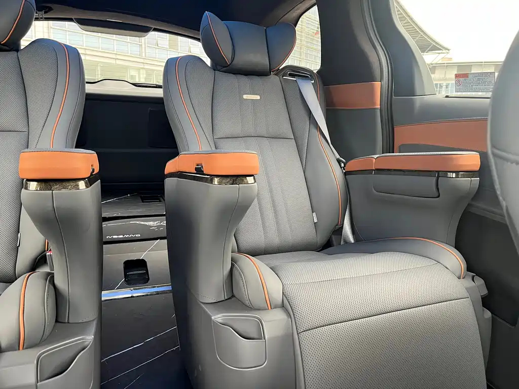 TOYOTA GRANVIA 2024