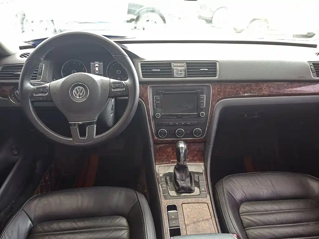 VOLKSWAGEN PASSAT 2012