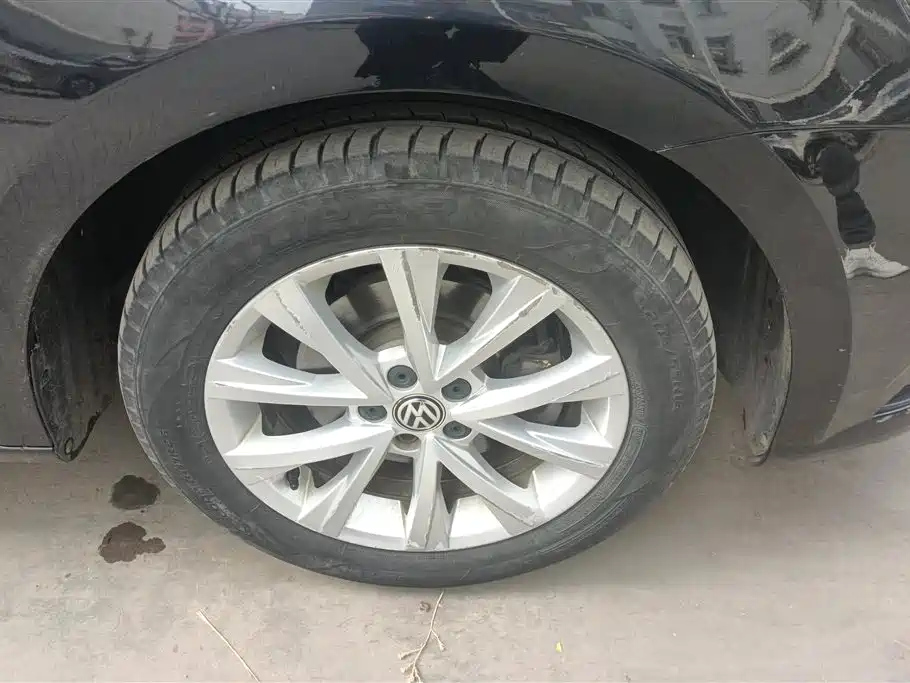 VOLKSWAGEN LAVIDA 2015