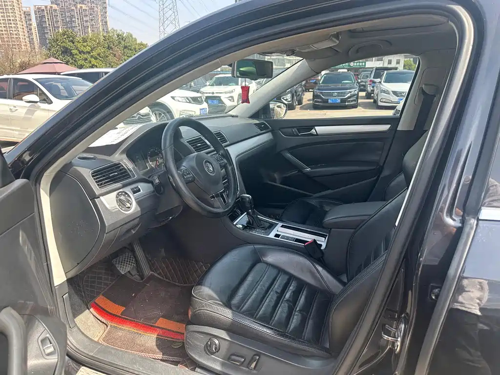 VOLKSWAGEN PASSAT 2013