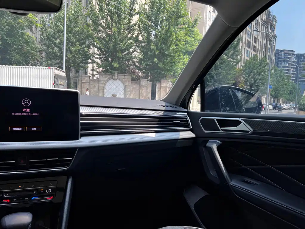 VOLKSWAGEN TIGUAN L 2023