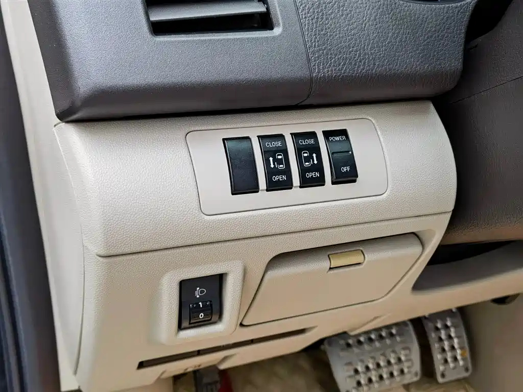 MAZDA 8 2011