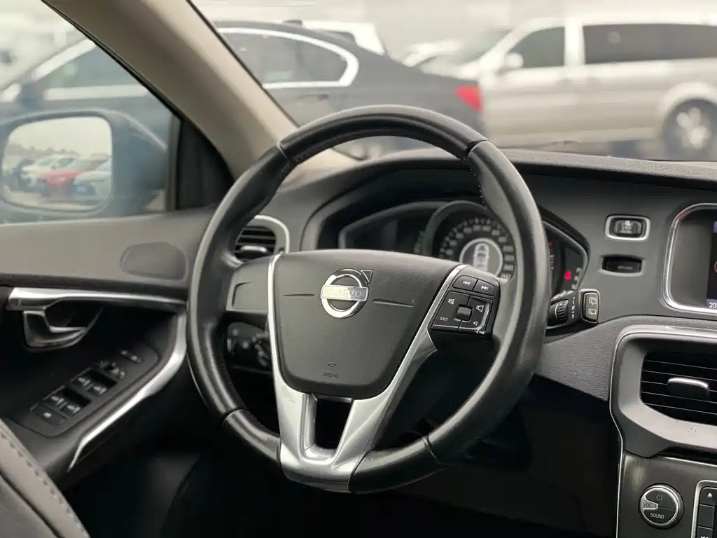VOLVO V40 2013