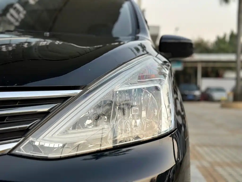 NISSAN LIVINA 2015