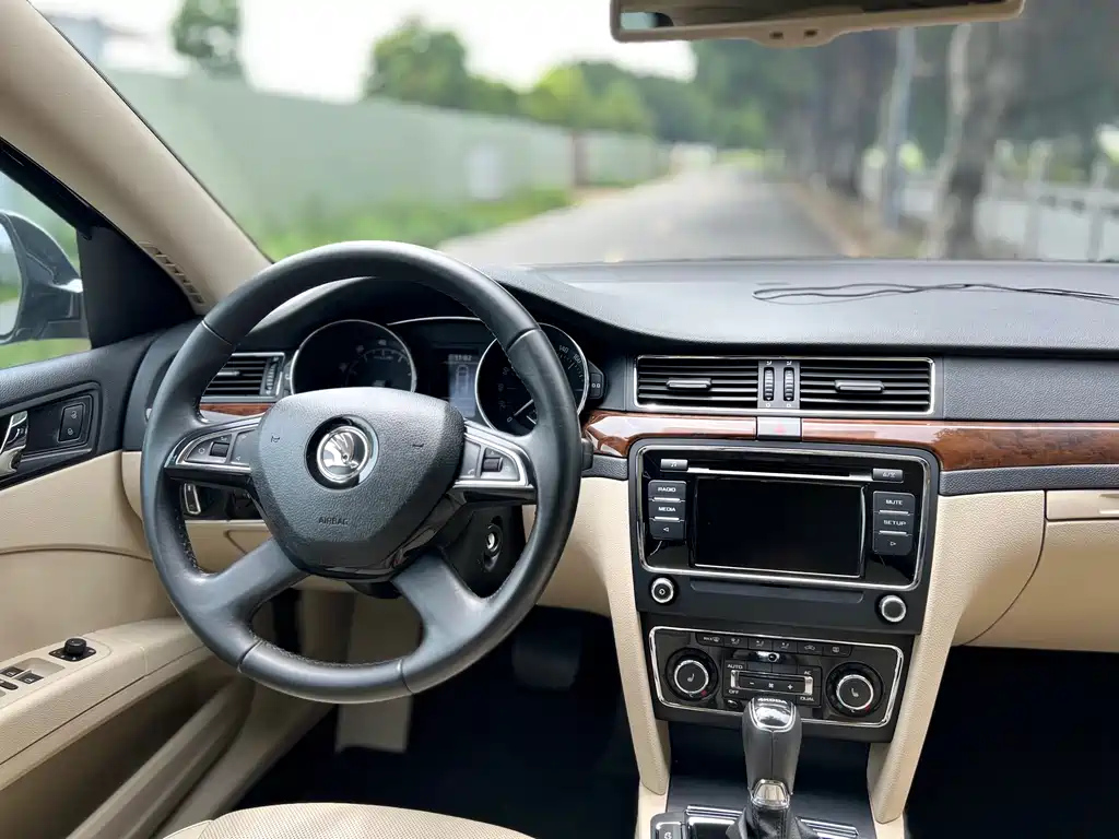 SKODA SUPERB 2014