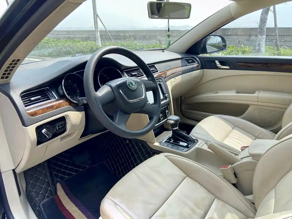 SKODA SUPERB 2011