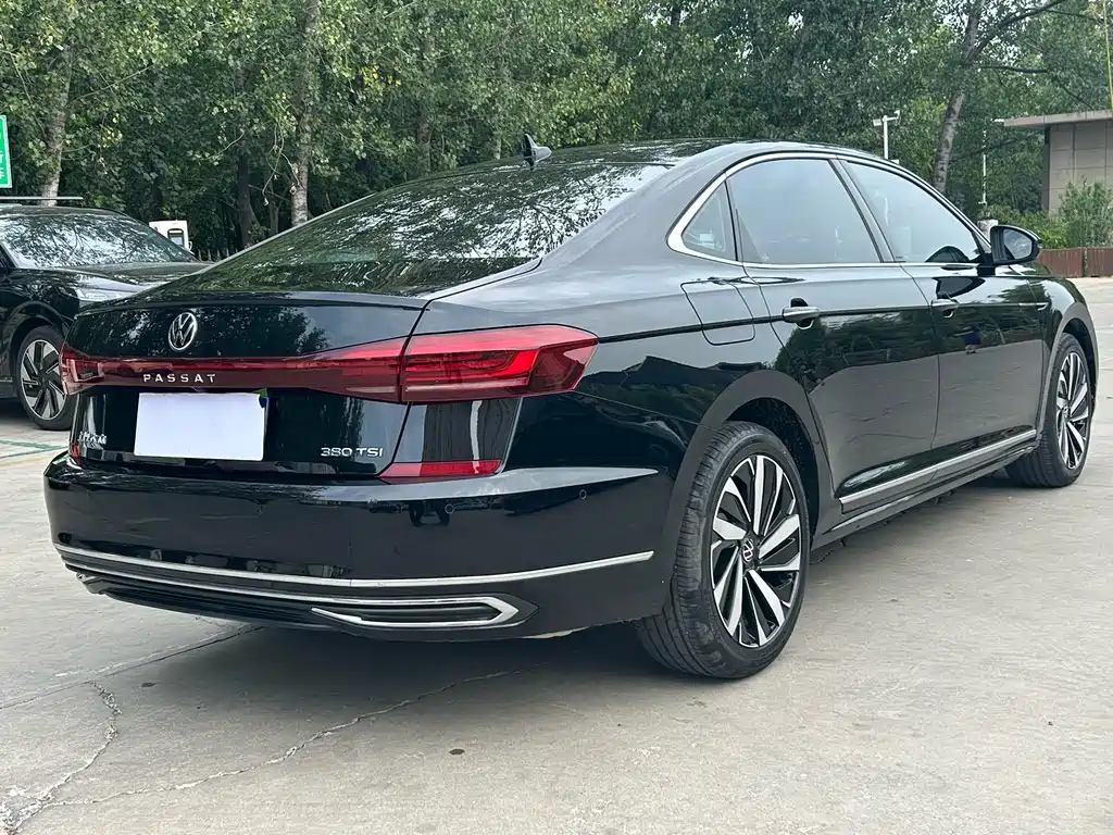 VOLKSWAGEN PASSAT 2024