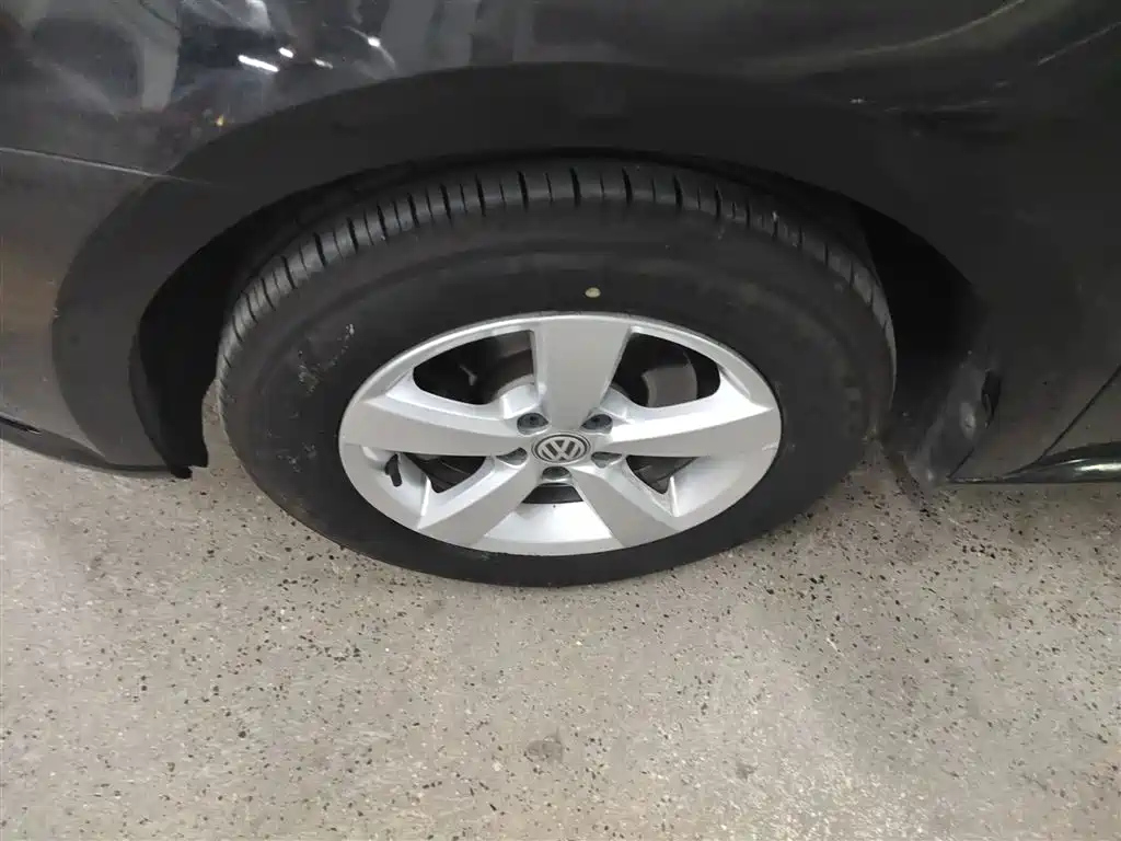 VOLKSWAGEN LAVIDA 2015