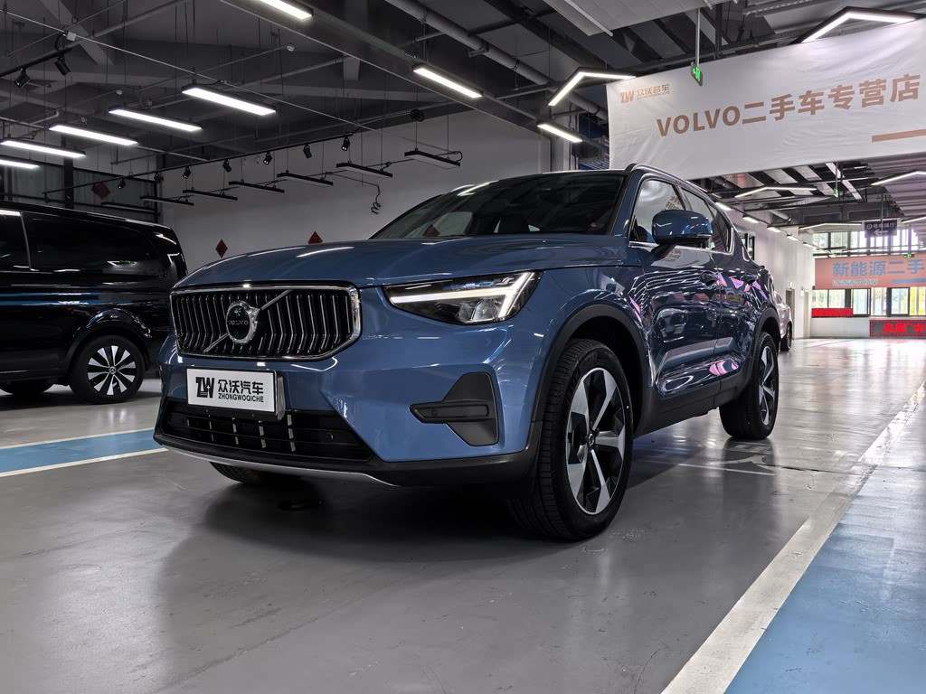 VOLVO XC40 2023