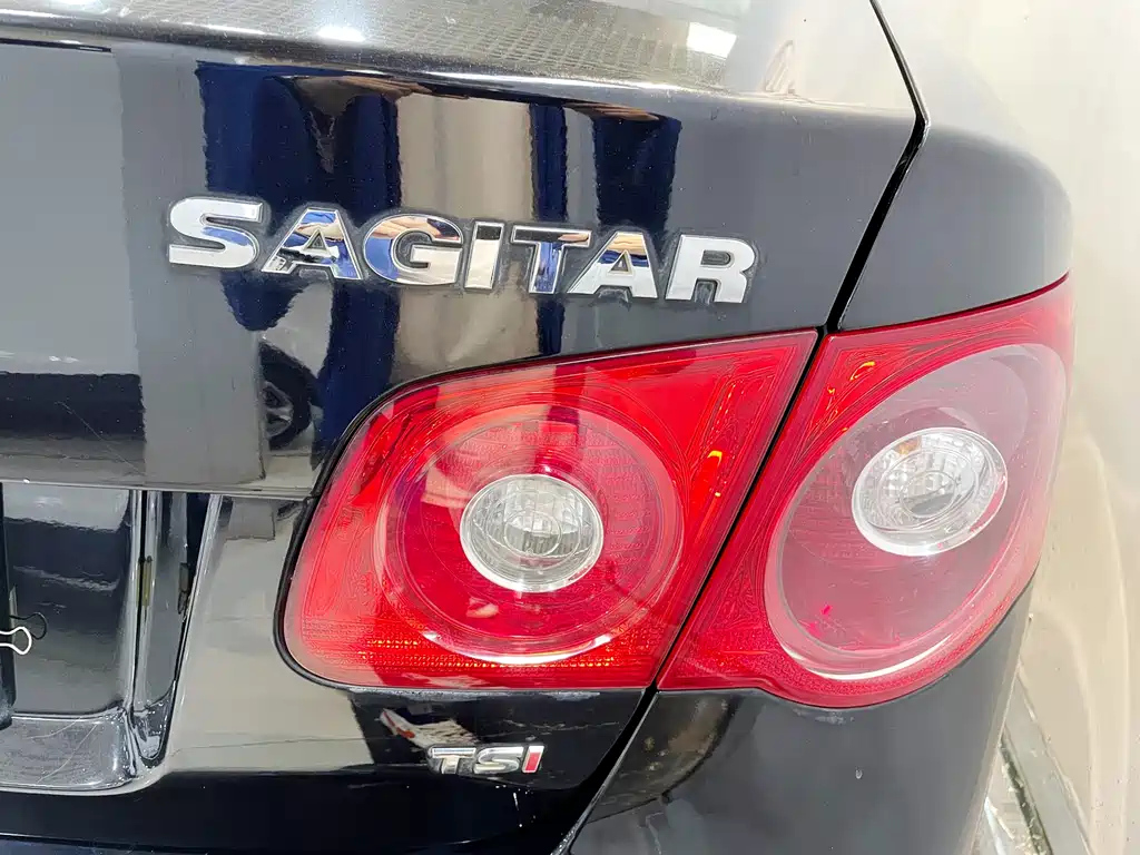 VOLKSWAGEN SAGITAR 2011