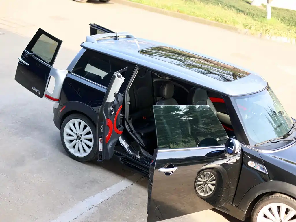 MINI CLUBMAN 2011