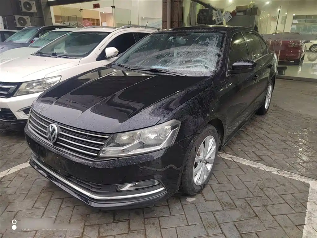 VOLKSWAGEN LAVIDA 2015