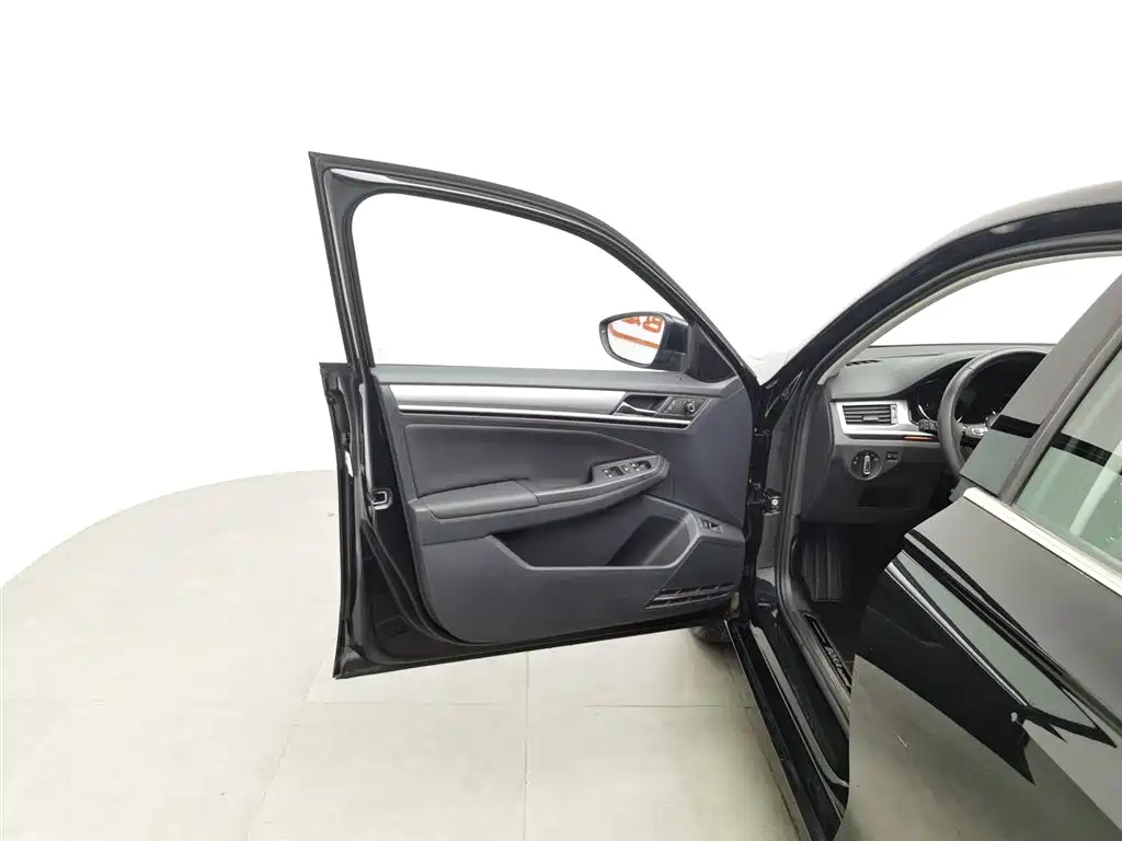VOLKSWAGEN BORA 2018