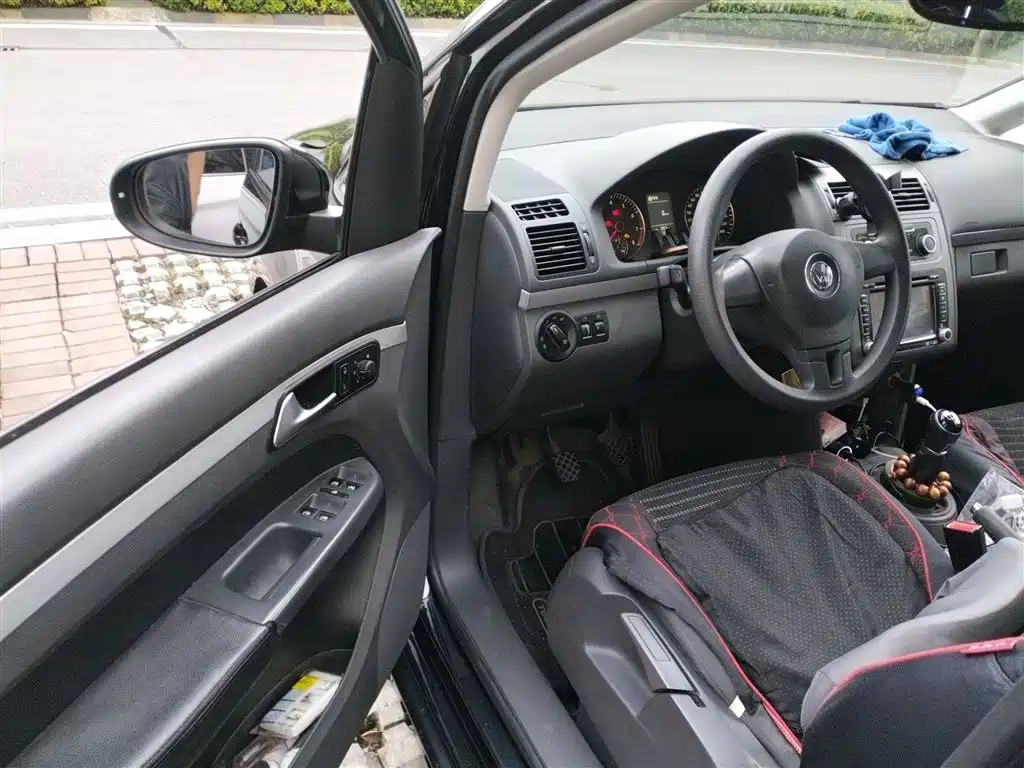 VOLKSWAGEN TOURAN 2013